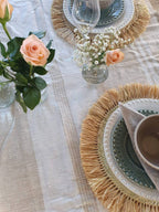 Spisebrikke med frynsekant i natur