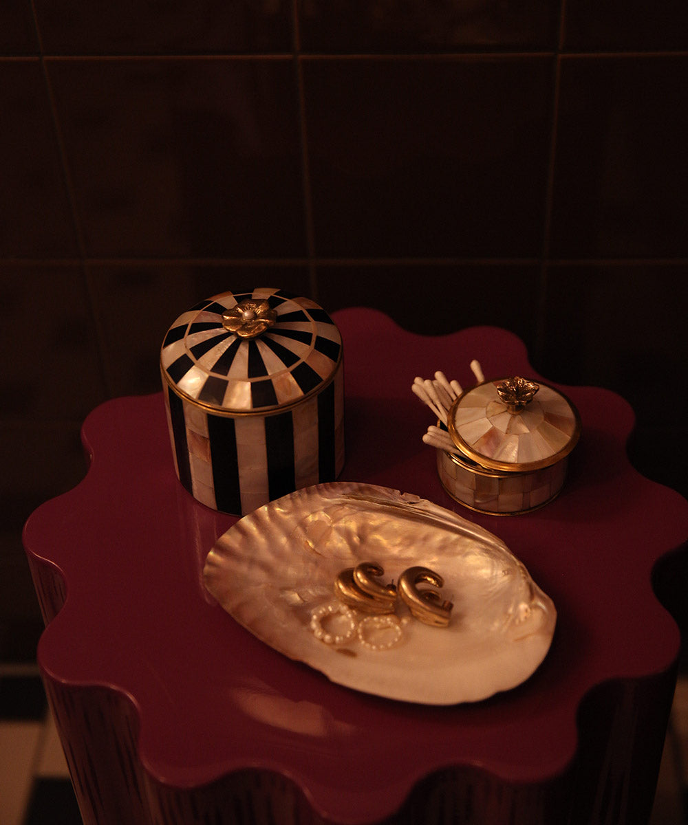 Stripete boks i marineblå og skjell 