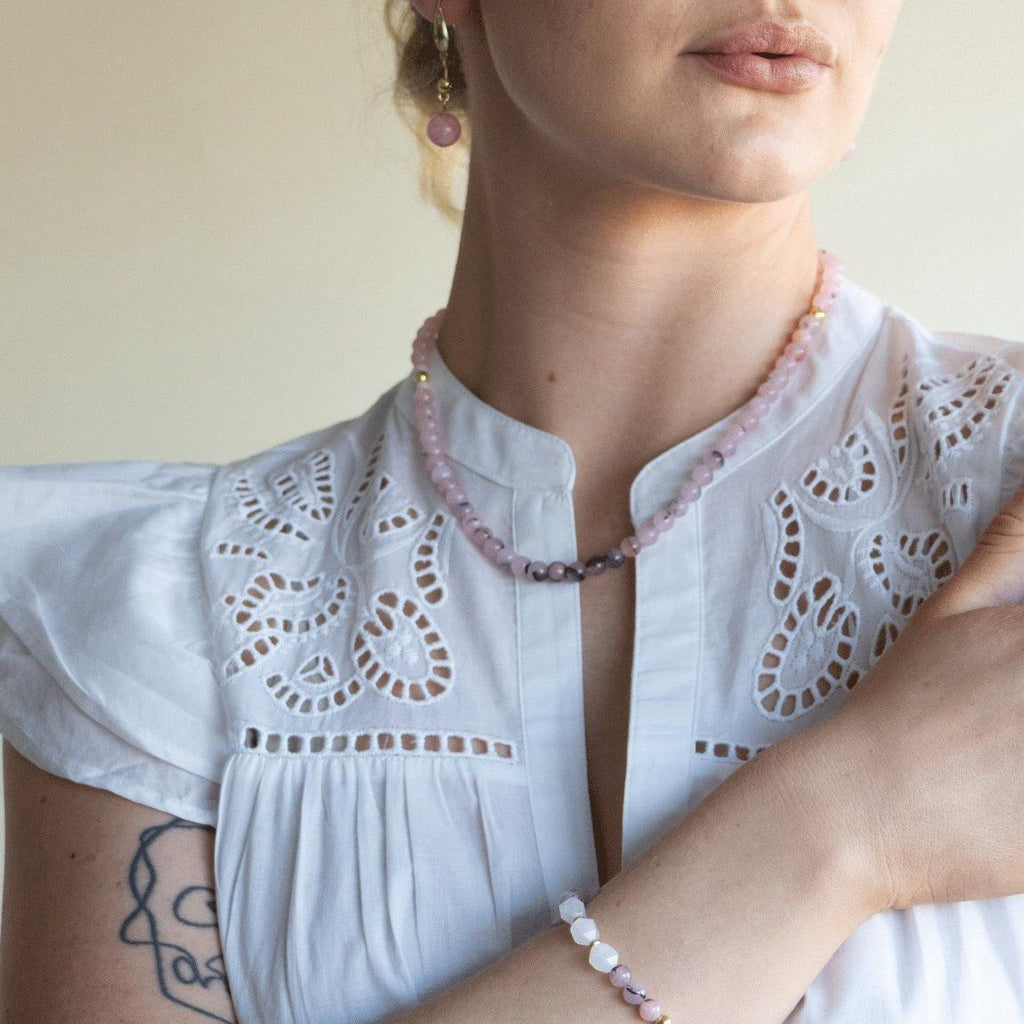 Halskjede med halvedelstener - Rosenkvarts